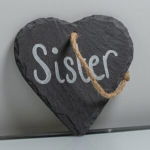 تعليقة حائط على شكل قلب مكتوب عليها Sister