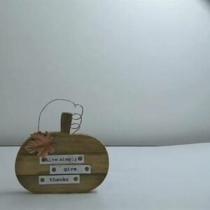 قطعة ديكور خشبية بتصميم يقطينة