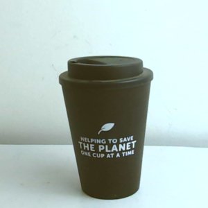 كوب قهوة صديق للبيئة مستعمل