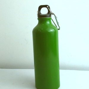 مطرة مياه معدنية خضراء مع علاقة