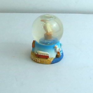كرة ثلج تذكارية صغيرة (Snow Globe)