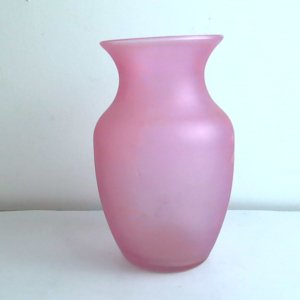 مزهرية زجاجية وردية مطفية