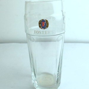 كأس زجاجي ماركة فوسترز (Foster's)