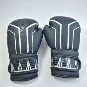 قفازات ملاكمة سوداء اللون بتصميم النمر الأسود (Black Panther) مع شعار Athletics Gear